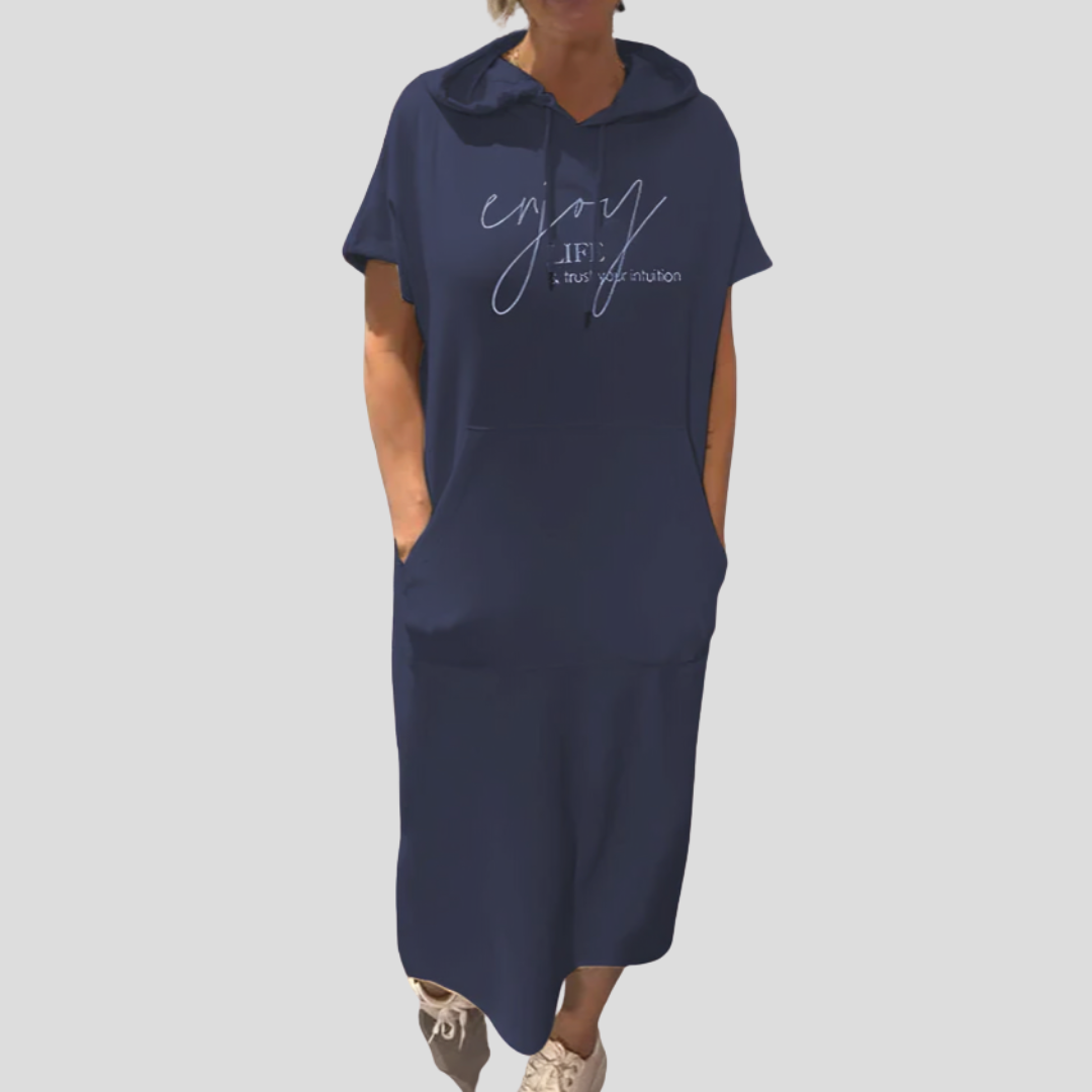 "ZUZANA | Pohodlné mikinové šaty s kapucí" could be rephrased as: "ZUZANA | Komfortní mikinové šaty s kapucí".