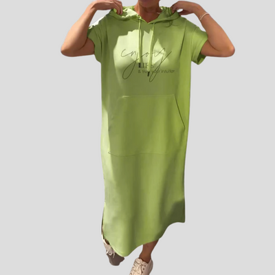 "ZUZANA | Pohodlné mikinové šaty s kapucí" could be rephrased as: "ZUZANA | Komfortní mikinové šaty s kapucí".