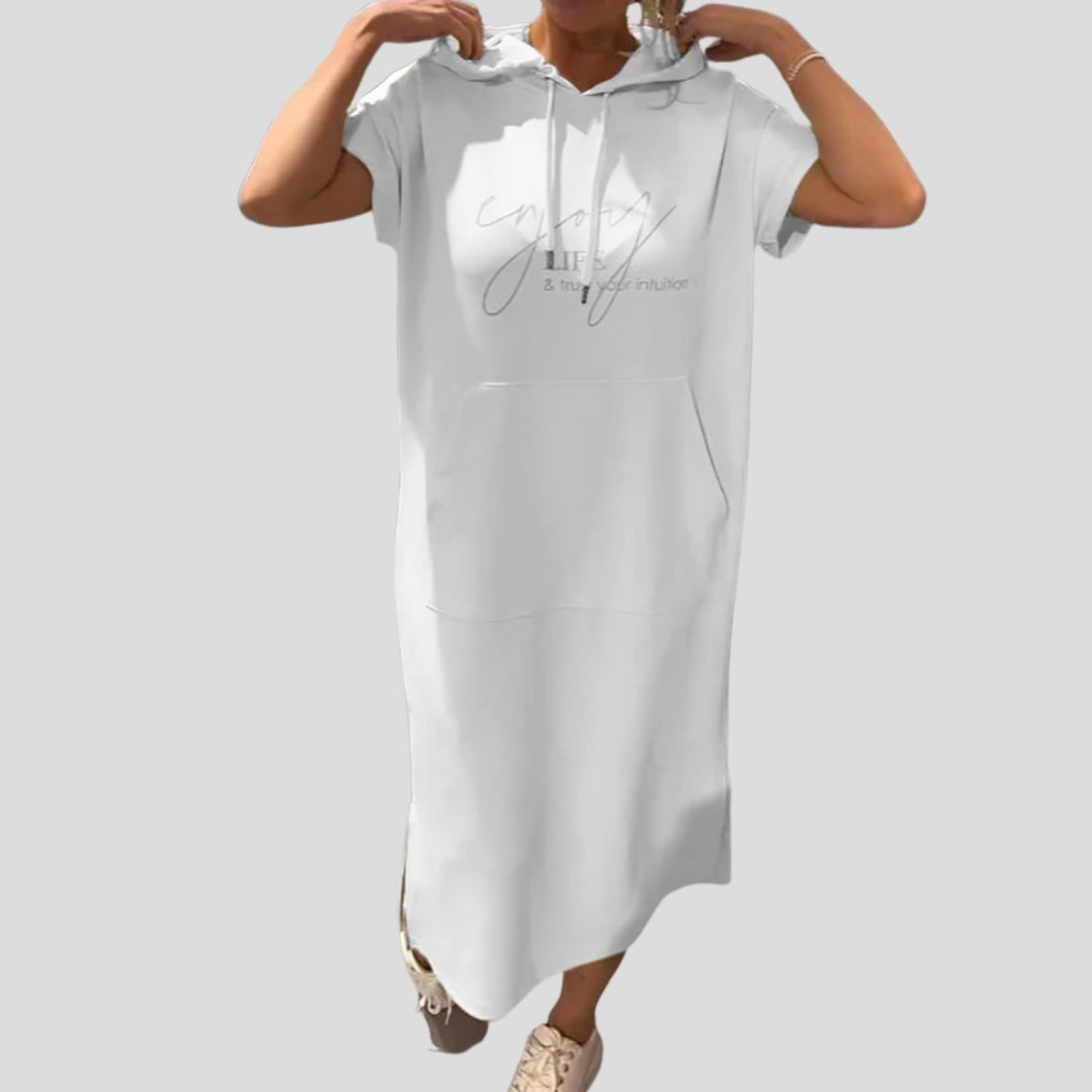 "ZUZANA | Pohodlné mikinové šaty s kapucí" could be rephrased as: "ZUZANA | Komfortní mikinové šaty s kapucí".