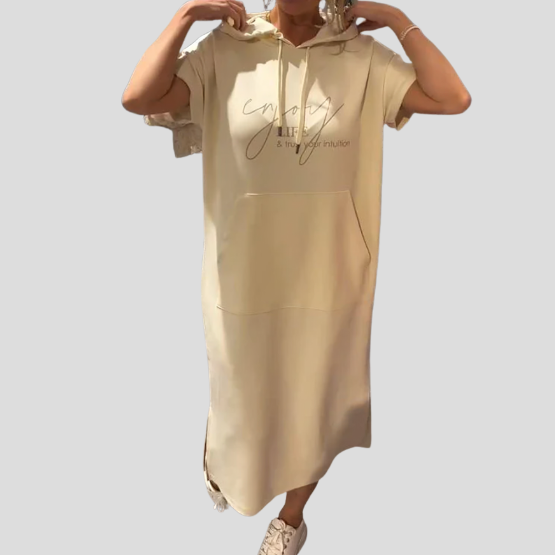 "ZUZANA | Pohodlné mikinové šaty s kapucí" could be rephrased as: "ZUZANA | Komfortní mikinové šaty s kapucí".