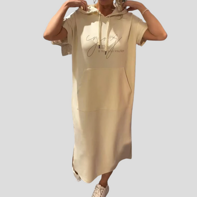 "ZUZANA | Pohodlné mikinové šaty s kapucí" could be rephrased as: "ZUZANA | Komfortní mikinové šaty s kapucí".